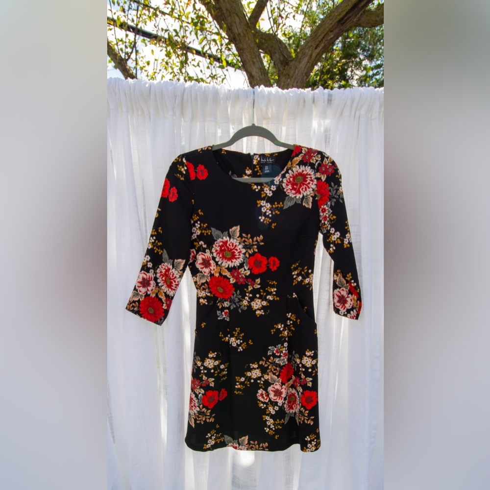 NWOT - Nicole Miller 3/4 Sleeve Dress - has pockets! Black/Red floral - Size 0